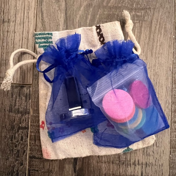 Car Aromatherapy Essential Oil Diffuser Locket with Vent Clip 11 Felt Pads NWOT - Picture 6 of 6